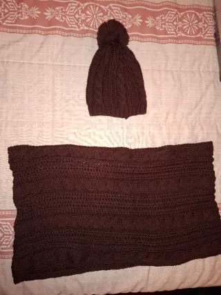 Conjunto gorro y bufanda marrón