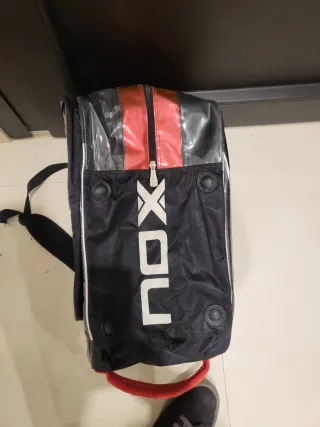 Bolsa de pádel NOX con diferentes compartimentos