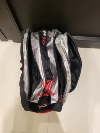 Bolsa de pádel NOX con diferentes compartimentos