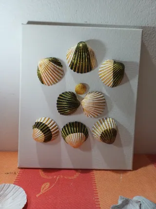 Quadro decorativo com conchas pintadas