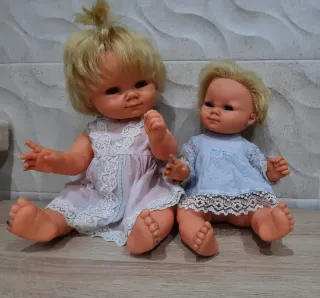 Muñeca antigua rubia vestida