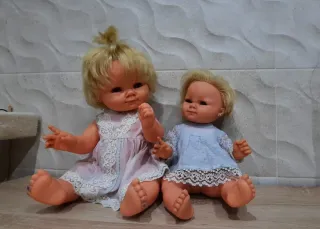 Muñeca antigua rubia vestida