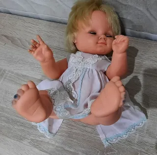 Muñeca antigua rubia vestida