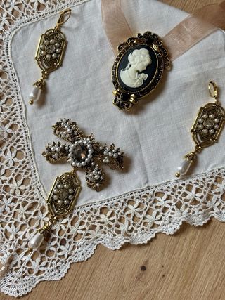 Aderezo fallera dorado viejo con camafeo negro