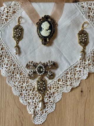 Aderezo fallera dorado viejo con camafeo negro