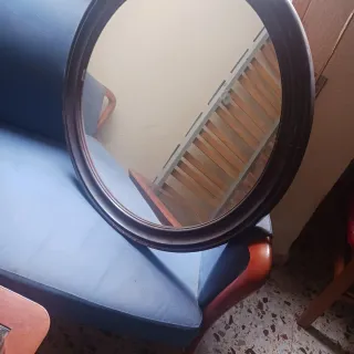 Espejo ovalado de madera y cristal