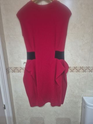 Vestido rojo con detalles negros