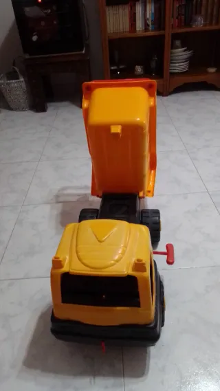 Camión volquete de juguete amarillo