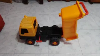 Camión volquete de juguete amarillo