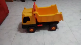 Camión volquete de juguete amarillo