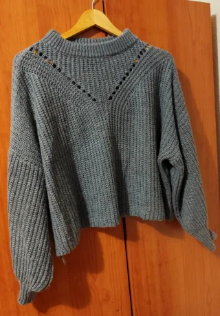 Jersey gris de punto con escote pico