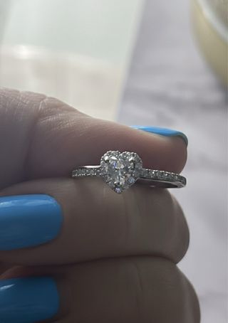 Anello con cuore e zirconi