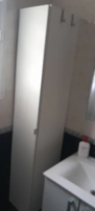 Mueble de baño blanco y plateado