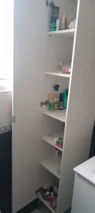 Mueble de baño blanco y plateado