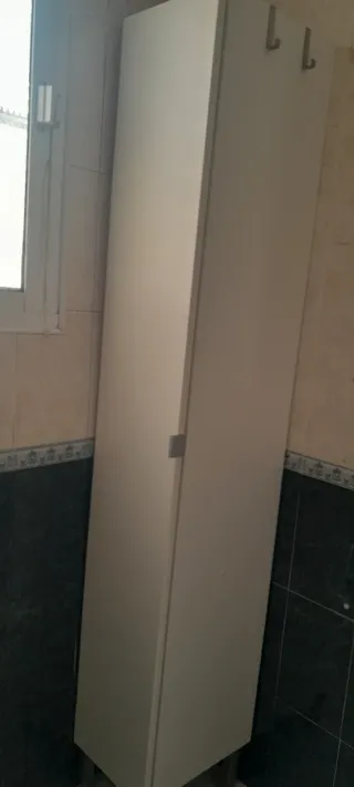 Mueble de baño blanco y plateado