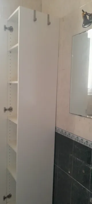 Mueble de baño blanco y plateado
