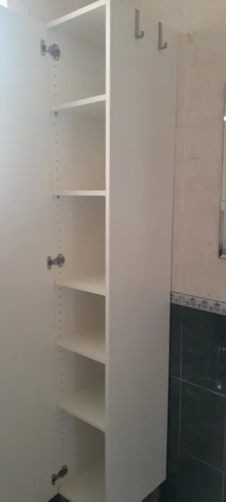 Mueble de baño blanco y plateado