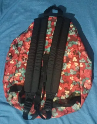 Mochila Eastpak floral roja y turquesa