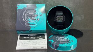 Casio G-Shock DW-5600 x KOBELCO Edición Limitada