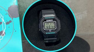 Casio G-Shock DW-5600 x KOBELCO Edición Limitada