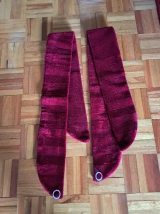 Cortinas de terciopelo rojo a rayas