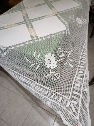 Tovaglia vintage bianca lavorata a Filet