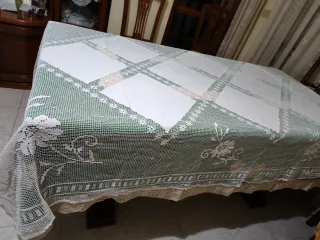 Tovaglia vintage bianca lavorata a Filet
