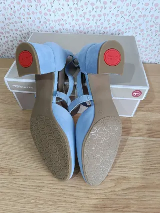 Zapatos azules de tacón bajo Tamaris