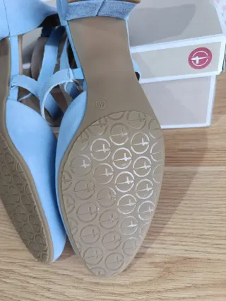 Zapatos azules de tacón bajo Tamaris