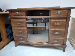 Mesa de TV de madera oscura