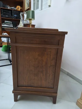 Mesa de TV de madera oscura