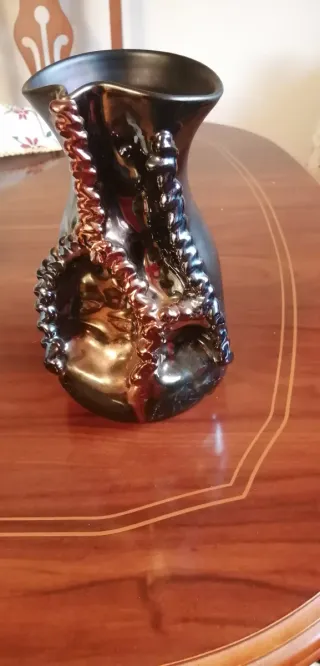 Elegante Jarrón Cerámica Negro y Dorado