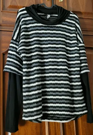 Jersey cuello bajo rayas blanco, negro y gris