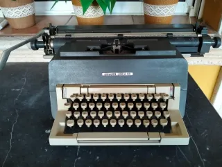 Máquina de escribir Olivetti Línea 98