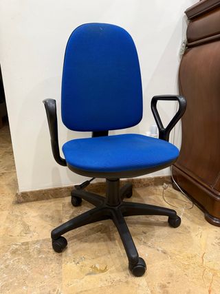 Silla de oficina azul y negra