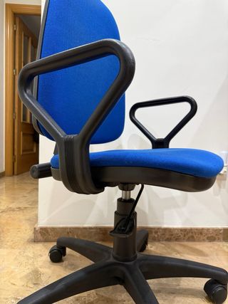 Silla de oficina azul y negra