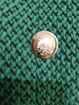 Elegante chaqueta verde con botones dorados