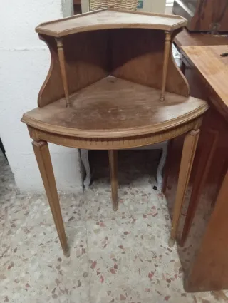 Rinconera antigua de madera