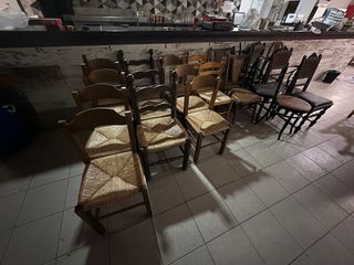 Tengo 22 sillas de madera en venta. Todo por 50€