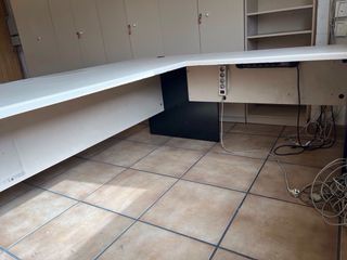 Mesa de oficina en L blanca y negra