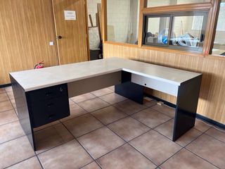 Mesa de oficina en L blanca y negra