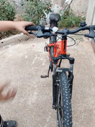 Bicicleta de Montaña Roja . Comprada hace un año