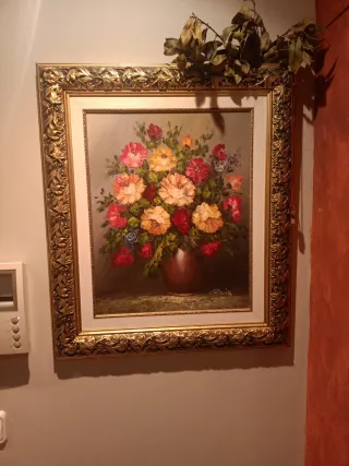 •CUADRO DE FLORES EN DORADO PINTADO A MANO.