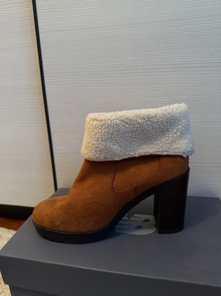 Botines tacón camel borreguito talla 39