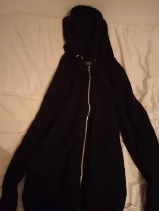 Sudadera negra con cremallera