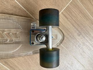 Monopatín transparente con ruedas negras