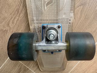 Monopatín transparente con ruedas negras