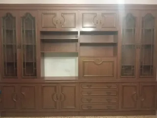 Antiguo mueble de madera con vitrinas