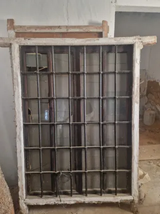 Ventana antigua con rejas de forja