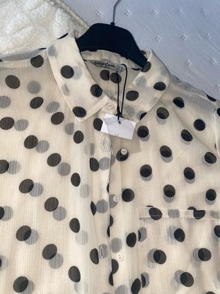 Blusa transparente lunares beige y negro